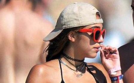 Pescan a la hija de Madonna fumando ¿marihuana? en la playa de Cannes