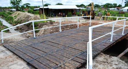 Colocaron un puente que une los barrios La Quebrada y Santa Catalina