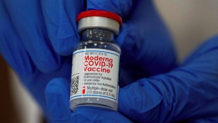 A la espera de la confirmación oficial, el Gobierno prepara vuelos para ir a buscar vacunas de Moderna donadas por los EEUU.