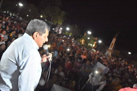 Una multitud acompañó a Villordo en el cierre de campaña .