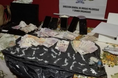 Allanamiento en el barrio Quilmes: Policías secuestraron marihuana y cocaína.